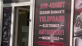 Amanetul, afacerea care înflorește din sărăcie. Ce amanetează românii: „Tot ce ai mai bun prin casă”